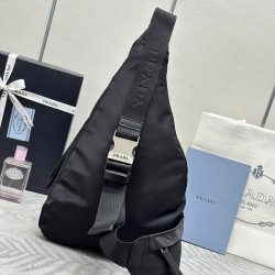 F380 classic chest bag 2VZ0922021 fall and winter men and women's new handbags advocate a sense of fashionable simple lines of the bag body style between the backpack and shoulder bag interpretation of mixed design style with side open buckle adjustable w