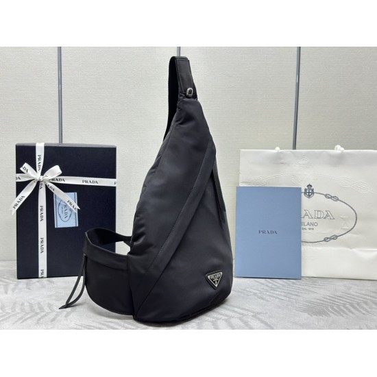 F380 classic chest bag 2VZ0922021 fall and winter men and women's new handbags advocate a sense of fashionable simple lines of the bag body style between the backpack and shoulder bag interpretation of mixed design style with side open buckle adjustable w