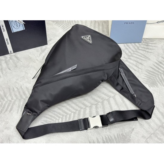 F380 classic chest bag 2VZ0922021 fall and winter men and women's new handbags advocate a sense of fashionable simple lines of the bag body style between the backpack and shoulder bag interpretation of mixed design style with side open buckle adjustable w