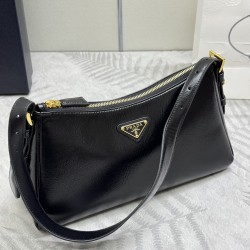 F670 with counter counter version of the full set of packaging exclusive customized new Aimee underarm bag wrinkled patent leather 1BC229 small this leather Hobo underarm bag design temperament simple imported calfskin front metal triangle enamel logo wit