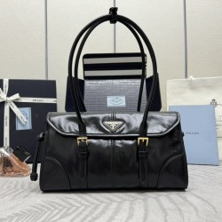 F790 with counter counter version of the full set of packaging exclusive customized new waxed leather armpit bag 1BD376 double buckle Soft Lux this leather handbag is simple and sophisticated design oily color exudes a classic atmosphere highlighting the 