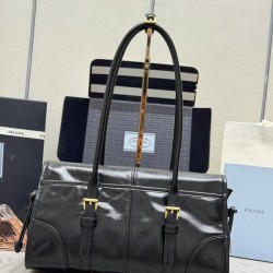 F790 with counter counter version of the full set of packaging exclusive customized new waxed leather armpit bag 1BD376 double buckle Soft Lux this leather handbag is simple and sophisticated design oily color exudes a classic atmosphere highlighting the 