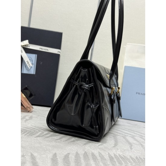 F790 with counter counter version of the full set of packaging exclusive customized new waxed leather armpit bag 1BD376 double buckle Soft Lux this leather handbag is simple and sophisticated design oily color exudes a classic atmosphere highlighting the 