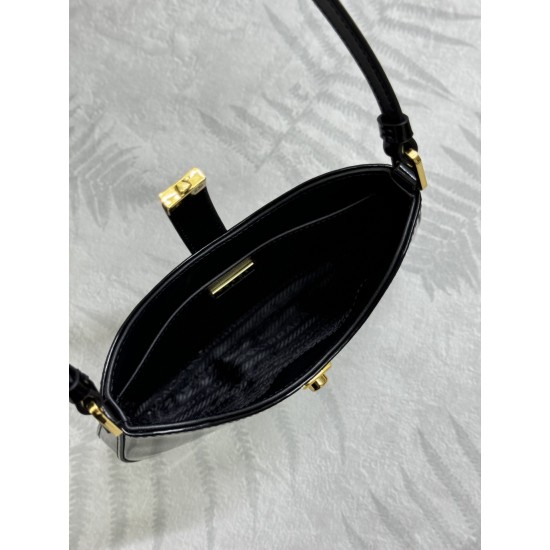 F530 with a full set of counter packaging exclusive customized new underarm bag 1BC169A This Cleo shoulder bag is made of imported glossy cowhide leather can be handheld can be carried on the shoulder front with a lock closure glowing exquisite charm shap