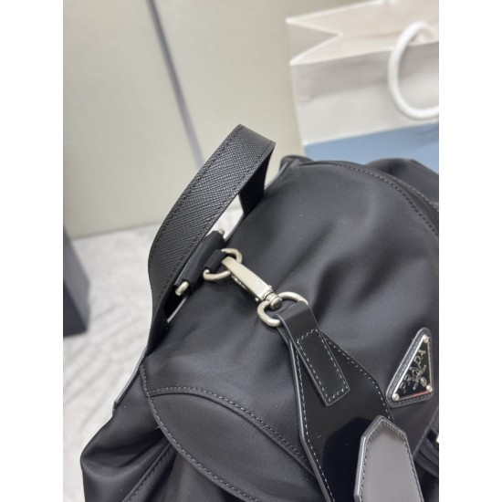 F600 new backpack 2VZ110 glossy leather shoulder straps retro hardware this ReNylon backpack using classic nylon fabric design retro nostalgic hardware fusion of innovative and practical elements to present a refined and timeless style with a removable gl