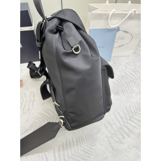 F600 new backpack 2VZ110 glossy leather shoulder straps retro hardware this ReNylon backpack using classic nylon fabric design retro nostalgic hardware fusion of innovative and practical elements to present a refined and timeless style with a removable gl