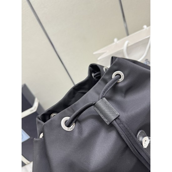 F600 new backpack 2VZ110 glossy leather shoulder straps retro hardware this ReNylon backpack using classic nylon fabric design retro nostalgic hardware fusion of innovative and practical elements to present a refined and timeless style with a removable gl