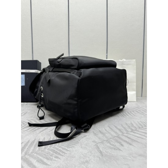 F780 new hiking bag 2VZ090 this backpack is quite technological appearance with the practicality of the interior space is made of ReNylon recycled nylon Saffiano leather presents cross stitching and waxed finish details distinctive style symbolizes the tr
