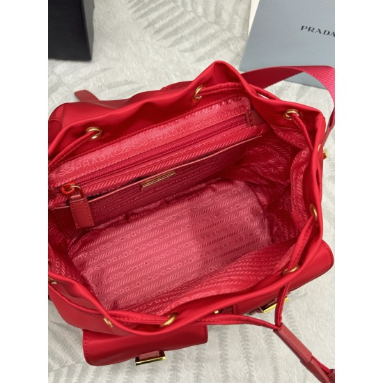 F470 with a full set of the right version of the counter packaging exclusive custom new small backpack 1BZ677 red gold buckle This nylon backpack is part of Prad's traditional design highlights the brand's important qualities innovative materials luxury p