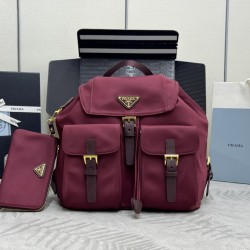 F480 with a full set of the right version of the counter packaging exclusive customized classic large backpack 1BZ811 nylon shoulder bag with exquisite Saffiano leather trim fusion of materials and decorated with triangular logo highlights the charm of fa