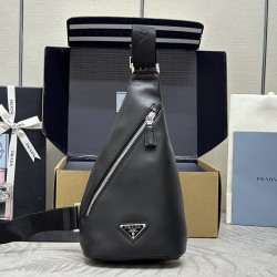 F570 new chest bag plain 2VZ098 this simple bag style between the shoulder bag and shoulder bag quite a mix and match characteristics highlight P family duality body design for deerskin grain cowhide silhouette and functionality to create a playful and in