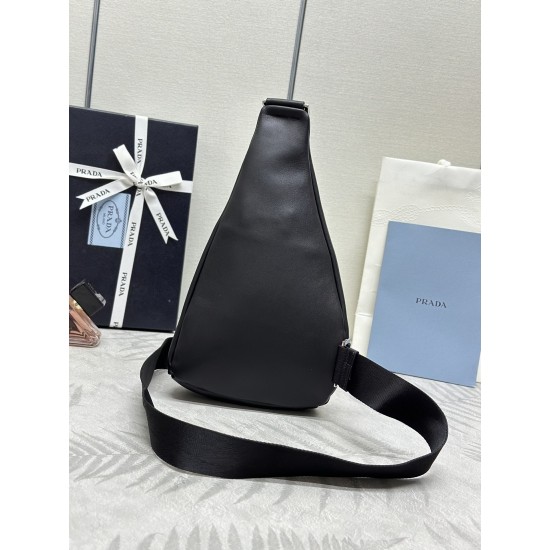 F570 new chest bag plain 2VZ098 this simple bag style between the shoulder bag and shoulder bag quite a mix and match characteristics highlight P family duality body design for deerskin grain cowhide silhouette and functionality to create a playful and in