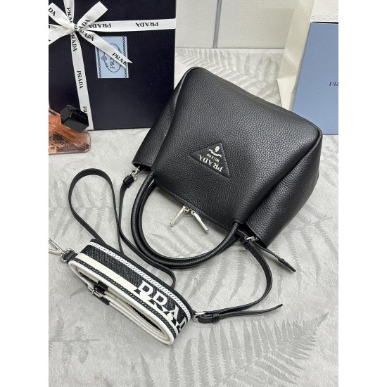 F800 with counter counter version of the full set of packaging exclusive customized counter the latest models of double shoulder straps 1BC145 small tote this double shoulder strap with imported deerskin grain cowhide with two exchangeable adjustable long