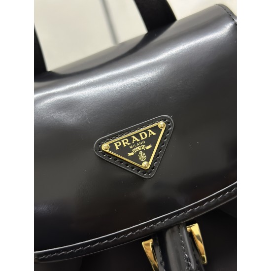 F610 with the counter version of the full set of packaging exclusive customized new backpack 1BZ074 this backpack combines several elements of imported nylon fabric and shiny cowhide leather top metal hardware accessories elegant and versatile with the ou