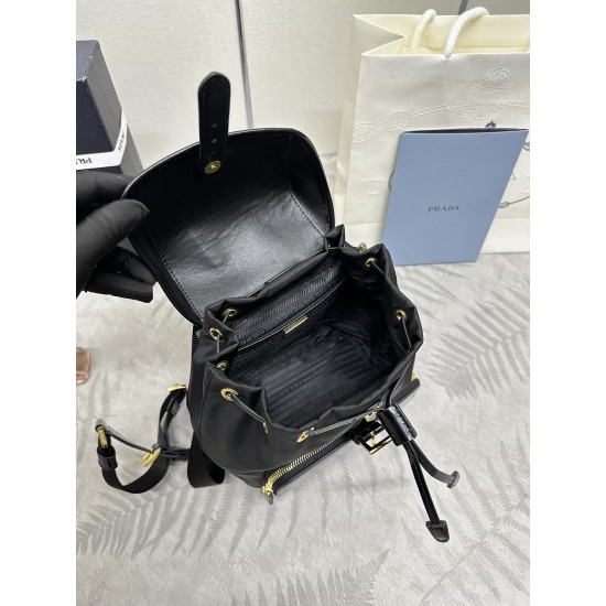 F610 with the counter version of the full set of packaging exclusive customized new backpack 1BZ074 this backpack combines several elements of imported nylon fabric and shiny cowhide leather top metal hardware accessories elegant and versatile with the ou