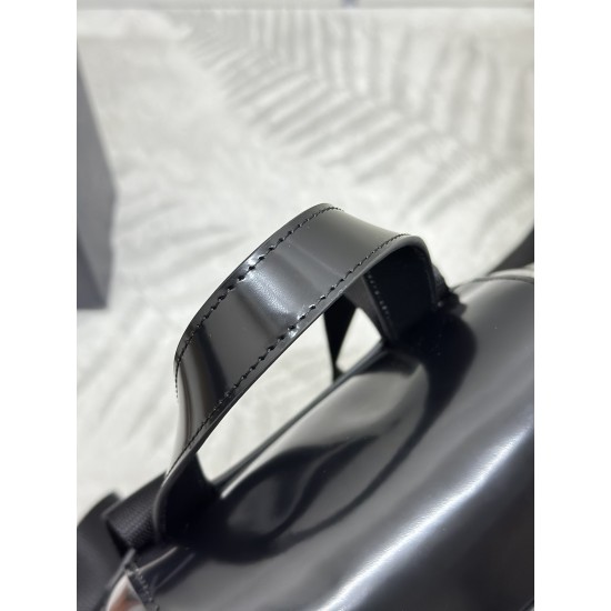 F610 with the counter version of the full set of packaging exclusive customized new backpack 1BZ074 this backpack combines several elements of imported nylon fabric and shiny cowhide leather top metal hardware accessories elegant and versatile with the ou