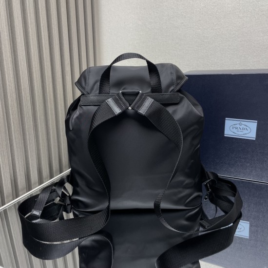 P370 New Backpack 1BZ070 This nylon shoulder bag is made of exquisite Saffiano leather trimmed with a blend of materials and decorated with a triangular logo highlighting the charm of fashion and elegance and comes with a detachable small clutch lightweig