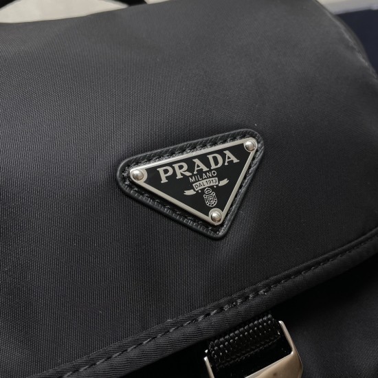 P370 New Backpack 1BZ070 This nylon shoulder bag is made of exquisite Saffiano leather trimmed with a blend of materials and decorated with a triangular logo highlighting the charm of fashion and elegance and comes with a detachable small clutch lightweig
