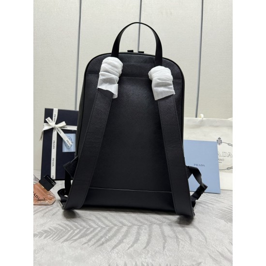 F820 new backpack fine cross grain 2VZ102 shoulder bag made of imported Saffiano leather material metal hardware accessories two straps adjustable leather straps two-way zipper front with a pocket design this backpack simple and stylish to meet the work c