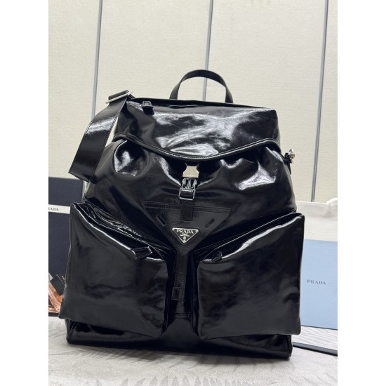 F990 new catwalk models 2VZ108 oil waxed leather this catwalk models shoulder backpack using imported oil waxed calfskin and top hardware front insert buckle flap and 2 pocket design with a removable oil waxed shoulder straps back and can be carried over 