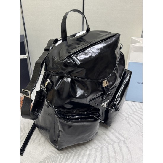 F990 new catwalk models 2VZ108 oil waxed leather this catwalk models shoulder backpack using imported oil waxed calfskin and top hardware front insert buckle flap and 2 pocket design with a removable oil waxed shoulder straps back and can be carried over 