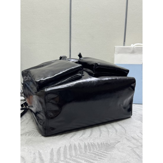 F990 new catwalk models 2VZ108 oil waxed leather this catwalk models shoulder backpack using imported oil waxed calfskin and top hardware front insert buckle flap and 2 pocket design with a removable oil waxed shoulder straps back and can be carried over 