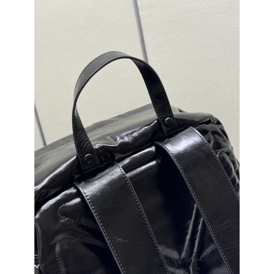 F990 new catwalk models 2VZ108 oil waxed leather this catwalk models shoulder backpack using imported oil waxed calfskin and top hardware front insert buckle flap and 2 pocket design with a removable oil waxed shoulder straps back and can be carried over 