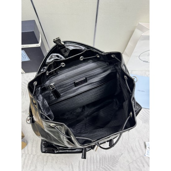 F990 new catwalk models 2VZ108 oil waxed leather this catwalk models shoulder backpack using imported oil waxed calfskin and top hardware front insert buckle flap and 2 pocket design with a removable oil waxed shoulder straps back and can be carried over 