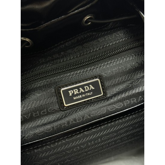 F990 new catwalk models 2VZ108 oil waxed leather this catwalk models shoulder backpack using imported oil waxed calfskin and top hardware front insert buckle flap and 2 pocket design with a removable oil waxed shoulder straps back and can be carried over 