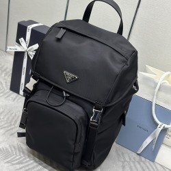 F570Prada new parachute backpack triangular enamel nameplate logo adjustable nylon shoulder straps Model 2VZ135 imported parachute fabric imported white steel hardware accessories this sporty style parachute backpack front and sides are equipped with util