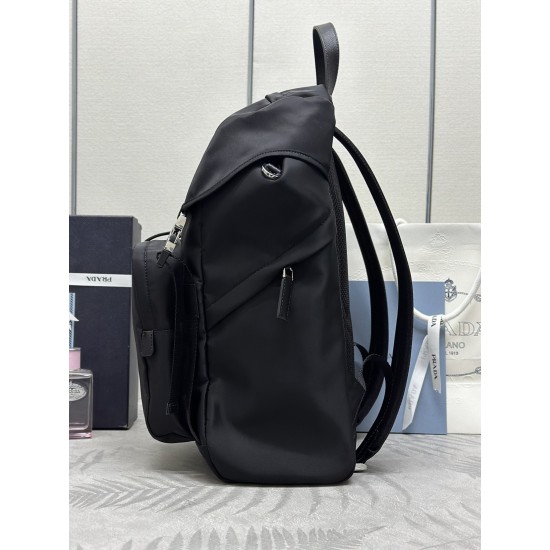 F570Prada new parachute backpack triangular enamel nameplate logo adjustable nylon shoulder straps Model 2VZ135 imported parachute fabric imported white steel hardware accessories this sporty style parachute backpack front and sides are equipped with util