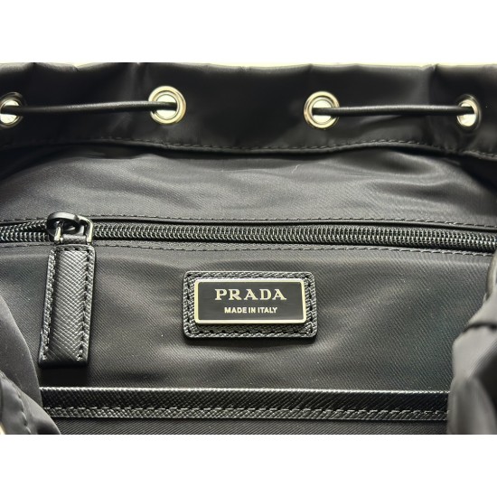 F570Prada new parachute backpack triangular enamel nameplate logo adjustable nylon shoulder straps Model 2VZ135 imported parachute fabric imported white steel hardware accessories this sporty style parachute backpack front and sides are equipped with util