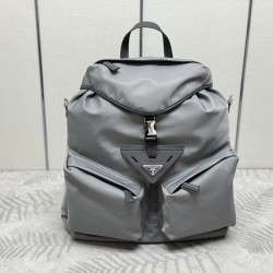 F700 new men's bag shoulder bag 2024 spring and summer runway models gray 2VZ108 with adjustable long shoulder strap can also be used as a diagonal cross-body bag This bag is made of imported nylon fabrics top hardware front 2 diagonal zipper pocket desig