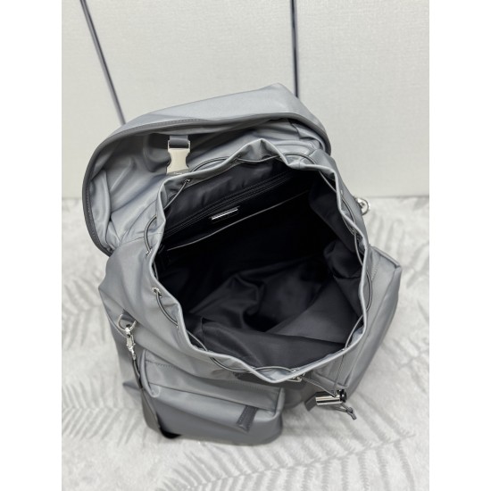 F700 new men's bag shoulder bag 2024 spring and summer runway models gray 2VZ108 with adjustable long shoulder strap can also be used as a diagonal cross-body bag This bag is made of imported nylon fabrics top hardware front 2 diagonal zipper pocket desig