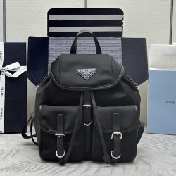 F490 with counter to the version of the full set of packaging exclusive customized new backpack 1BZ677A silver buckle bag cover is cowhide bag edge this nylon shoulder bag using exquisite calfskin leather trim fusion of a variety of materials and adorned 