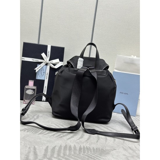 F490 with counter to the version of the full set of packaging exclusive customized new backpack 1BZ677A silver buckle bag cover is cowhide bag edge this nylon shoulder bag using exquisite calfskin leather trim fusion of a variety of materials and adorned 