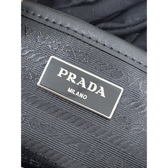 F490 with counter to the version of the full set of packaging exclusive customized new backpack 1BZ677A silver buckle bag cover is cowhide bag edge this nylon shoulder bag using exquisite calfskin leather trim fusion of a variety of materials and adorned 