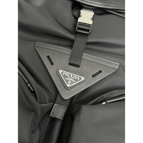 F700 new men's bags shoulder bag 2024 spring and summer runway models large 2VZ108 with adjustable long shoulder strap can also be used as a diagonal cross-body bag this bag is made of imported nylon fabrics top hardware front 2 diagonal zipper pocket des