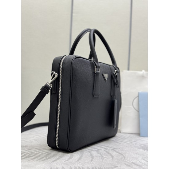 F850 Classic Briefcase Leather Shoulder Strap 2VE011 made of imported Saffiano leather Detachable adjustable cross grain shoulder strap Top brushed hardware Two-way zipper zipper closure to the end of the newest design Newly designed Prada logo lining Fou