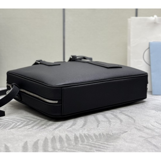 F850 Classic Briefcase Leather Shoulder Strap 2VE011 made of imported Saffiano leather Detachable adjustable cross grain shoulder strap Top brushed hardware Two-way zipper zipper closure to the end of the newest design Newly designed Prada logo lining Fou