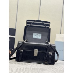 F78025SSpring and summer new pencil bag 1BN026 small arrived this leather handbag inspired by the quite formal briefcase texture delicate glossy with a new attitude to reinterpretation of the classic office style silhouette using delicate soft detailing f