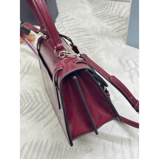 F78025SS spring and summer new amaranthine red pencil bag 1BN026 small arrived this leather handbag inspired by the strong formal briefcase texture delicate glossy with a new attitude to re-interpretation of the classic office style silhouette using delic
