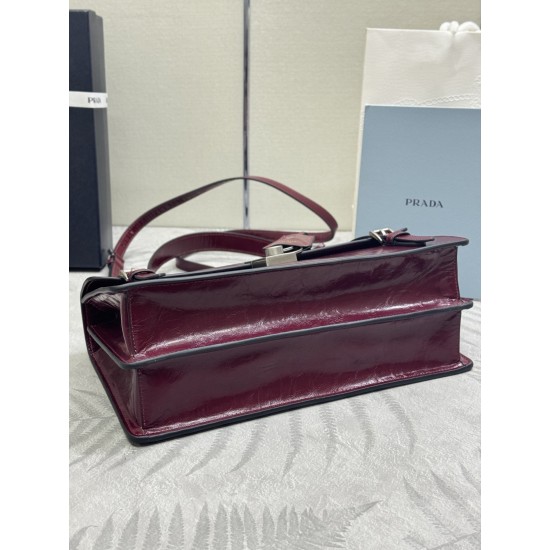 F78025SS spring and summer new amaranthine red pencil bag 1BN026 small arrived this leather handbag inspired by the strong formal briefcase texture delicate glossy with a new attitude to re-interpretation of the classic office style silhouette using delic