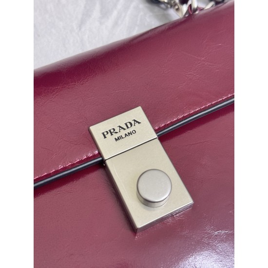 F78025SS spring and summer new amaranthine red pencil bag 1BN026 small arrived this leather handbag inspired by the strong formal briefcase texture delicate glossy with a new attitude to re-interpretation of the classic office style silhouette using delic