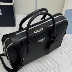 F880 Double Briefcase 2VE022 This elegant and sophisticated briefcase with two compartments, multiple interior pockets and a removable nylon shoulder strap to create a functional structure of the body of the brand Saffiano leather to create a simple atmos