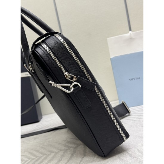 F880 Double Briefcase 2VE022 This elegant and sophisticated briefcase with two compartments, multiple interior pockets and a removable nylon shoulder strap to create a functional structure of the body of the brand Saffiano leather to create a simple atmos