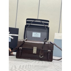 F78025SS spring and summer new dark coffee pencil bag 1BN026 small arrived this leather handbag inspired by the strong formal briefcase texture delicate glossy with a new attitude to re-interpretation of the classic office style silhouette using delicate 