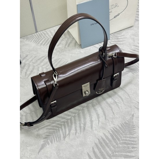 F78025SS spring and summer new dark coffee pencil bag 1BN026 small arrived this leather handbag inspired by the strong formal briefcase texture delicate glossy with a new attitude to re-interpretation of the classic office style silhouette using delicate 