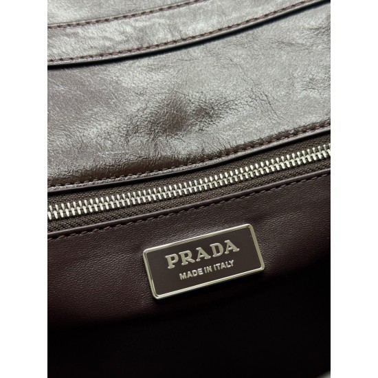 F78025SS spring and summer new dark coffee pencil bag 1BN026 small arrived this leather handbag inspired by the strong formal briefcase texture delicate glossy with a new attitude to re-interpretation of the classic office style silhouette using delicate 