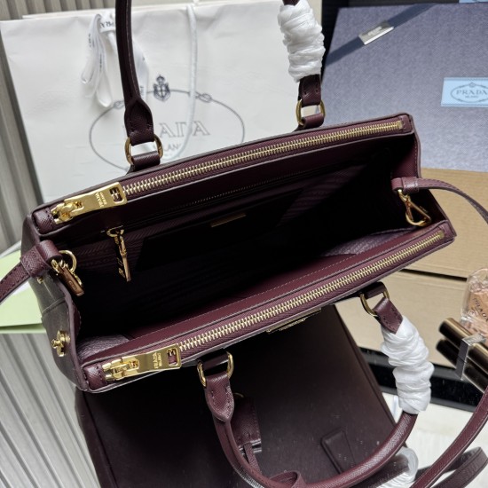 P730 Top Original P's Large Super Explosive Killer Bag Saffiano Leather Leather Double Carry Handle Removable Adjustable Leather Shoulder Strap Gold-Plated Fittings Triangular Leather with Metal Engraved Logo Side Snap Button Closure Two Zippered Exterior